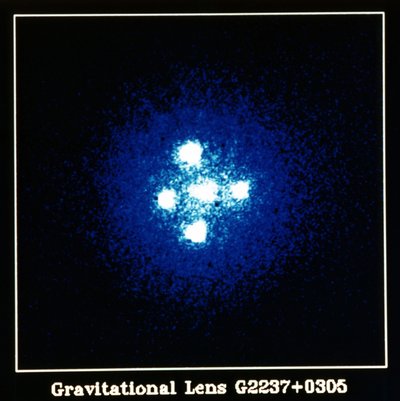 アインシュタインクロスクエーサー：重力レンズG2237プラス0305。NASAの写真。 作： National Aeronautics and Space Administration National Aeronautics and Space Administration